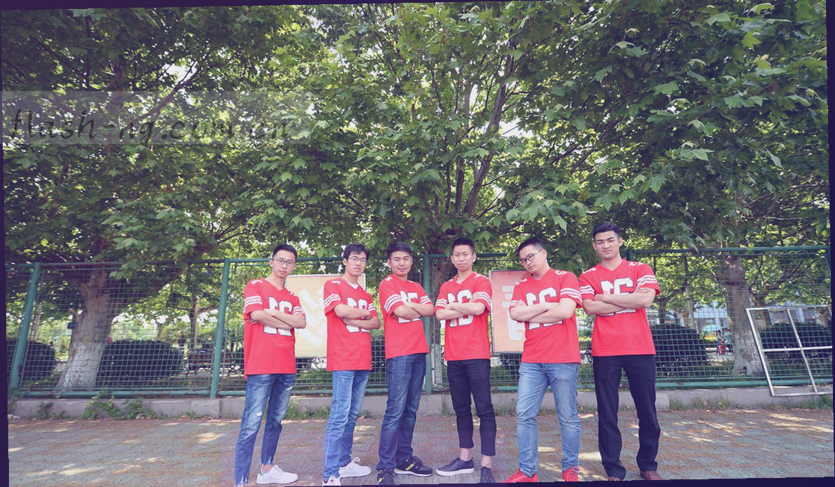 球场边线旁的远景剪影：两人对着平板讨论赛事画面，面部不可辨识，画面以球场环境为主
