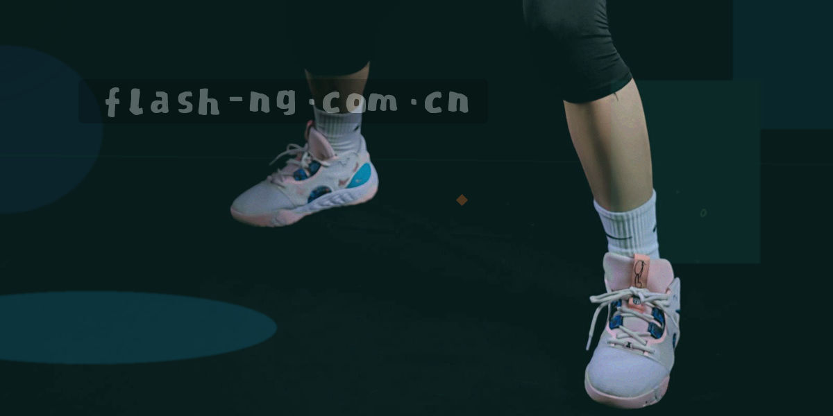 夜色中的球场泛光灯与看台轮廓，画面留出大片暗部